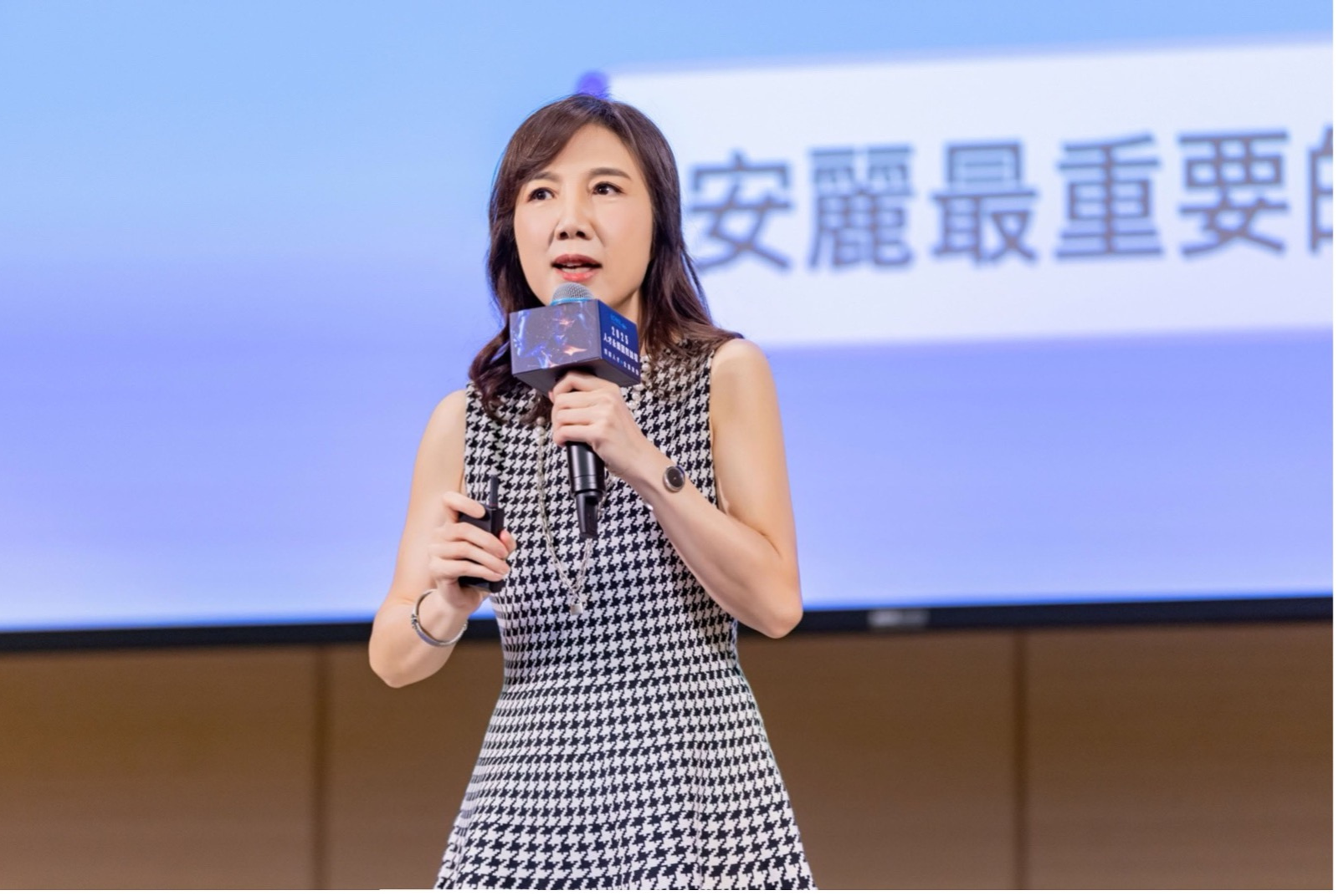 化「管理」為「激勵」的領導藝術　安麗台灣暨香港總裁林彥秀深知，面對35萬名直銷夥伴，傳統的階層管控已不適用。她用啦啦隊長的熱情與教練的智慧，將「要你做」轉化為「讓你想做」，在資源有限中創造無限動能。