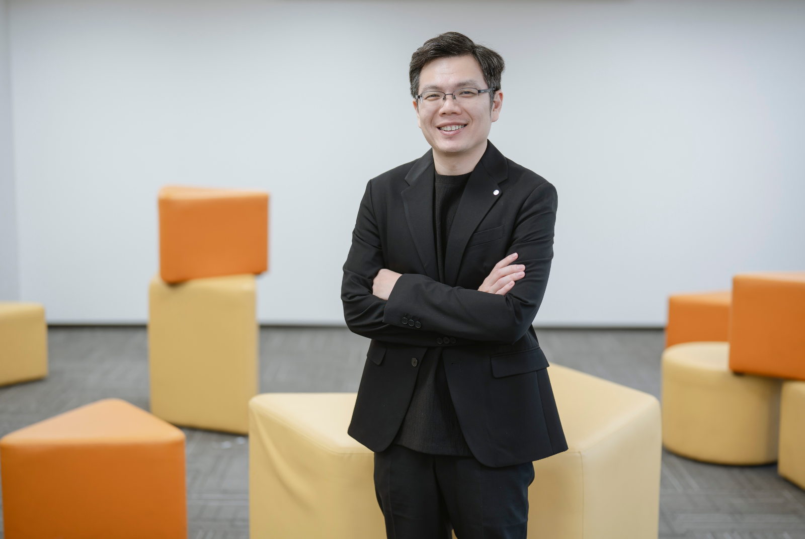 永豐金控科技長張天豪從學界跨足金融業，以實驗室精神打造台灣金融業首支主打AI創新的「圖靈團隊」，讓抽象的人工智慧技術真正落地為貼近人心的金融服務。在他的領軍下，永豐金控已完成逾百項AI專案，正朝「最懂科技的金融公司」目標邁進。