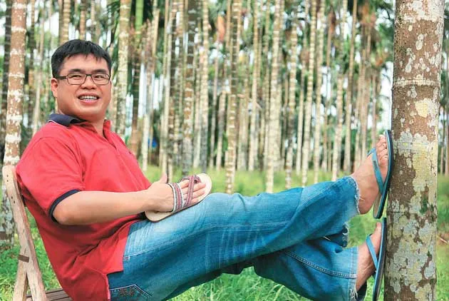 研發比藍白拖還「台」的檳榔葉拖鞋
