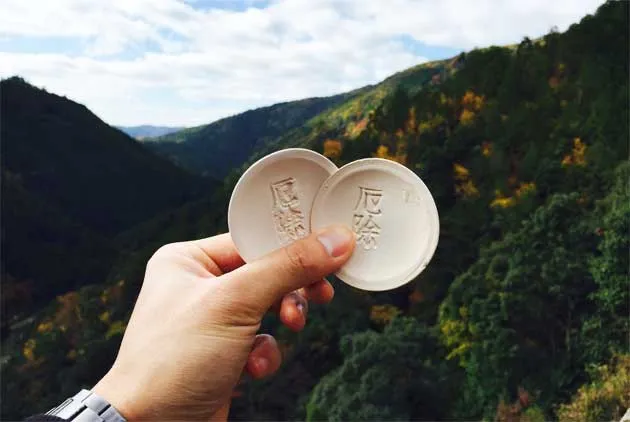 年末厄運掰掰！超有趣京都寺廟祈福法，將「厄除瓦片」像飛盤一樣射向山谷吧！