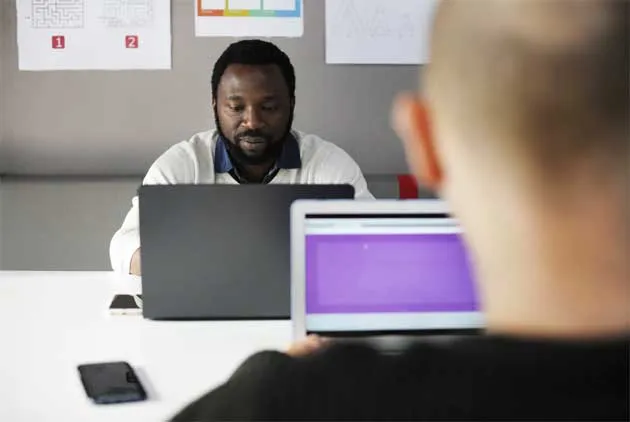 「拜託你了」英文該用please還是ask？常用的６種職場英文「客套話」一次看
