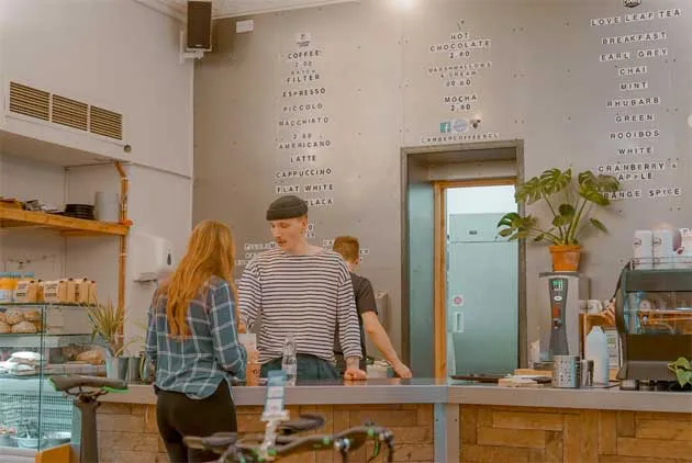 「飲料錢我來付」英文說："Let me pay the drinks."哪裡錯？