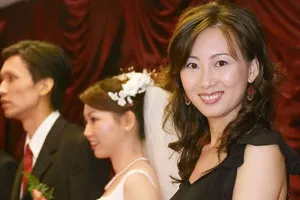 金控董事長祕書，假日當婚禮主持人