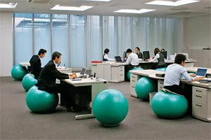 坐健身球上班，練核心肌群也練腦