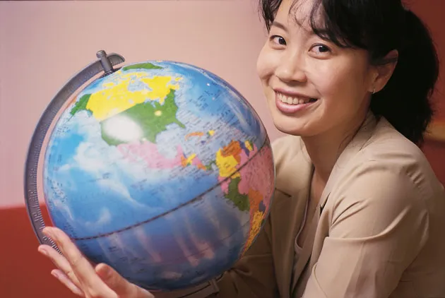 繞著地球跑