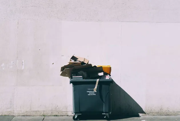 【throw的用法一次看】倒垃圾說“throw the garbage”，老外會以為你指「把垃圾拋在空中」 