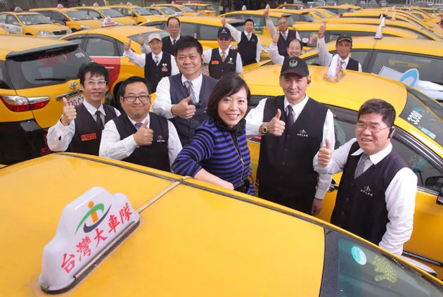 非現金支付總額一個月破２億...台灣大車隊用數據，掀起「小黃新革命」