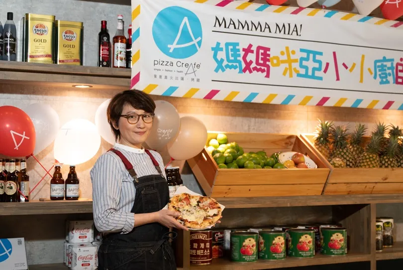 徐靜蕙加入達美樂比薩的第二年，就成為第一位拿下「1994年全球最佳新秀店經理」的台灣人，她仍珍藏當年至美國領取的獎牌。