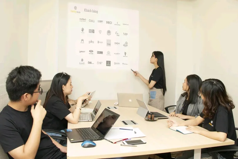 實習生、新鮮人進入一份新工作沒人帶也沒人教，要堅持到底還是走為上策？