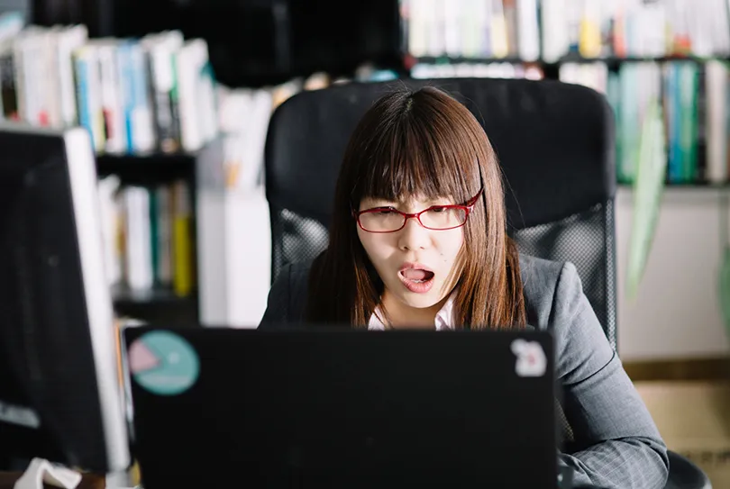 眼鏡禁止！日本企業不准女員工戴眼鏡：「感覺太冷淡！」