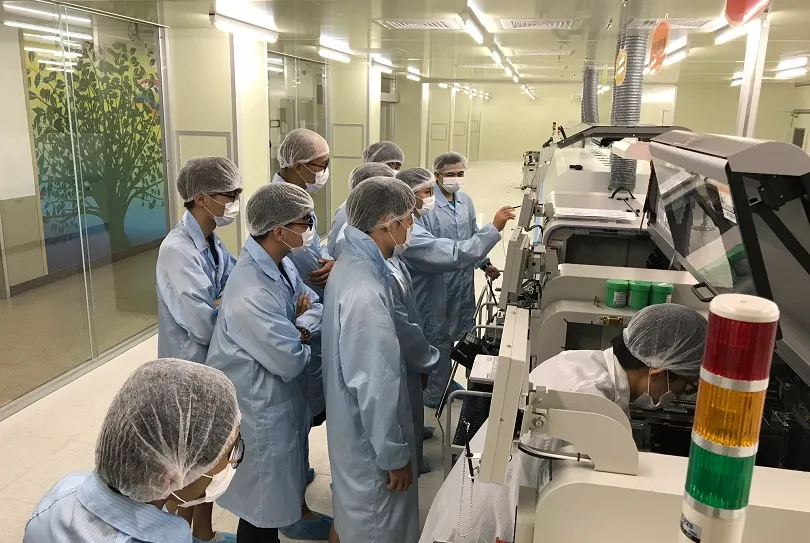 龍華科大優化實作環境     提供學子業界同步產線場域