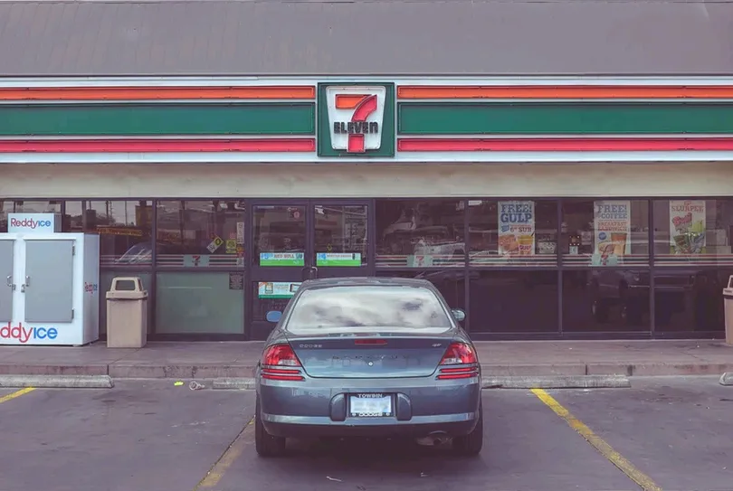 日本「7-Eleven」坦承，長年來少付錢給員工