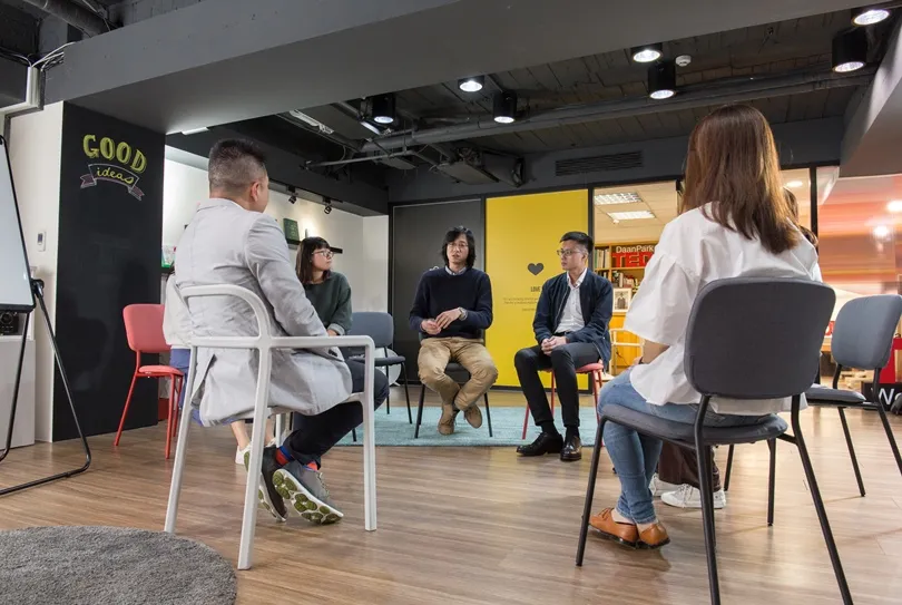 哲學商機來了！上班族最愛看：思辯情緒、社交困境的人生學校