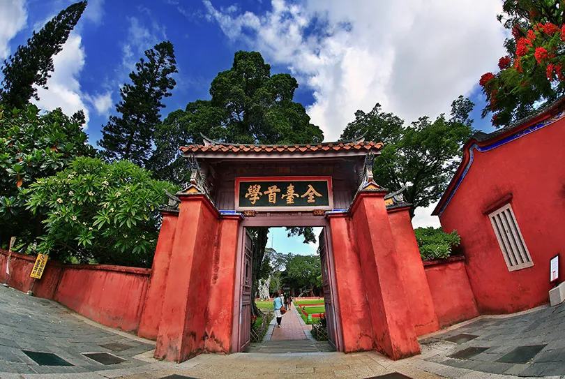 拚觀光，一定要花大錢？用９０元的紅塑膠椅、捨棄明星代言，照樣讓大阪人愛上台南