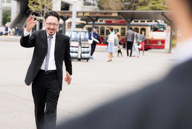 很多銷售人員，客戶進門第一句就說錯了！要迅速拉近關係，結尾請這樣說…