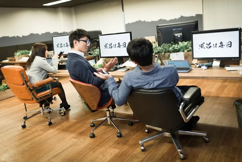 辦公室同事變朋友的關鍵時刻：講垃圾話