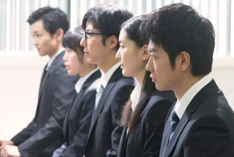 日本獨有，比任何國家都嚴苛的「就職活動」：畢業第一年沒找到好工作，基本上就完了