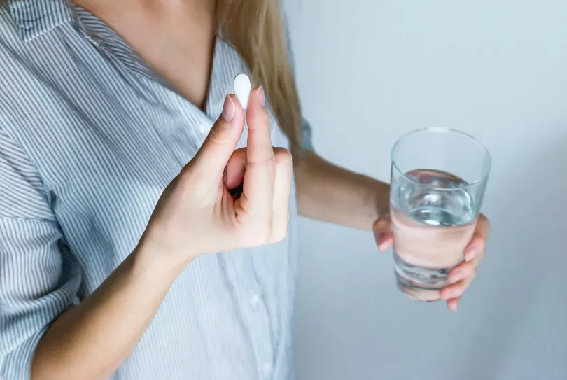 想要一夜好眠反而送命？醫生提醒：吃安眠藥，切忌做這２件事！