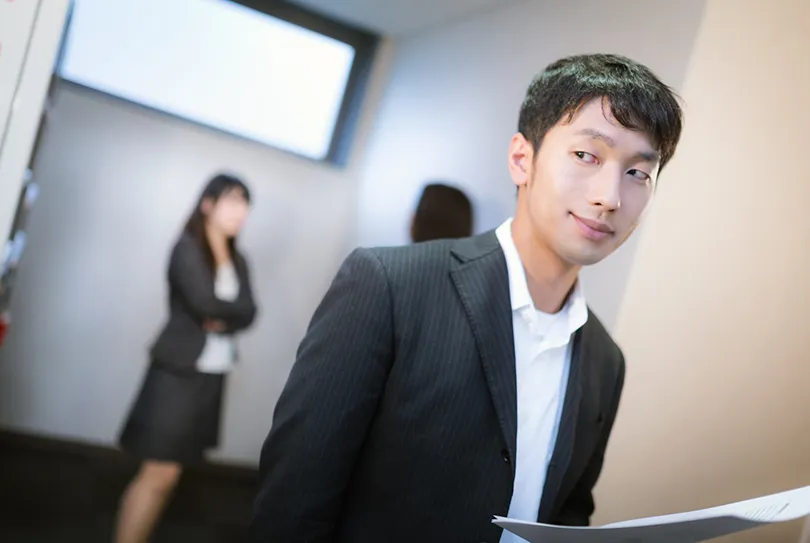 每個職場裡總有愛講八卦、搞關係的人！要加入「小圈圈」，一定要注意這些事