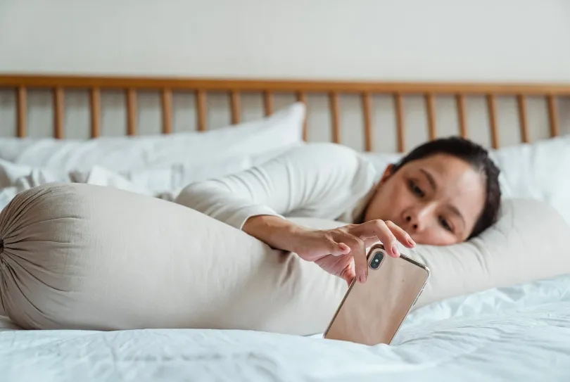 你也會犧牲睡眠追劇滑手機嗎？３招教你擺脫報復性熬夜，別再報復自己的身體！