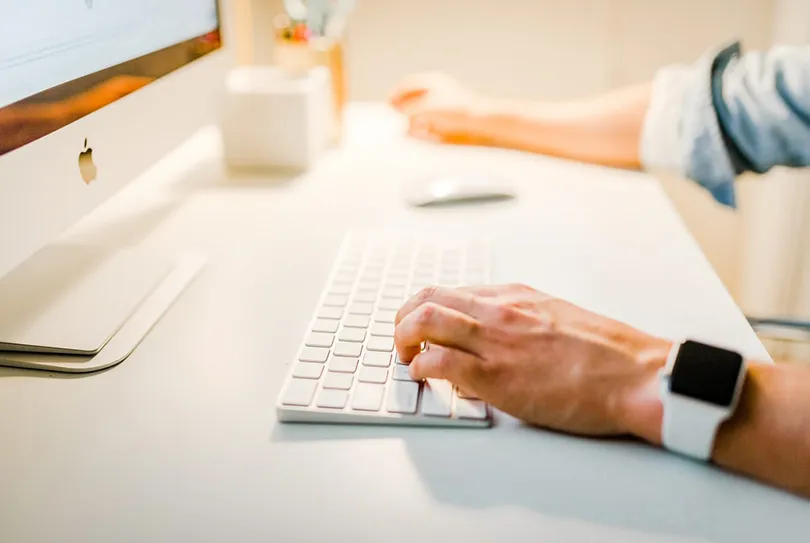 開工一堆Email要回客戶，心好累？４個簡單技巧，回信變得更有效率