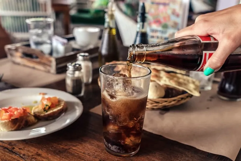 點飲料時，服務生問「Fizzy or still 」什麼意思？