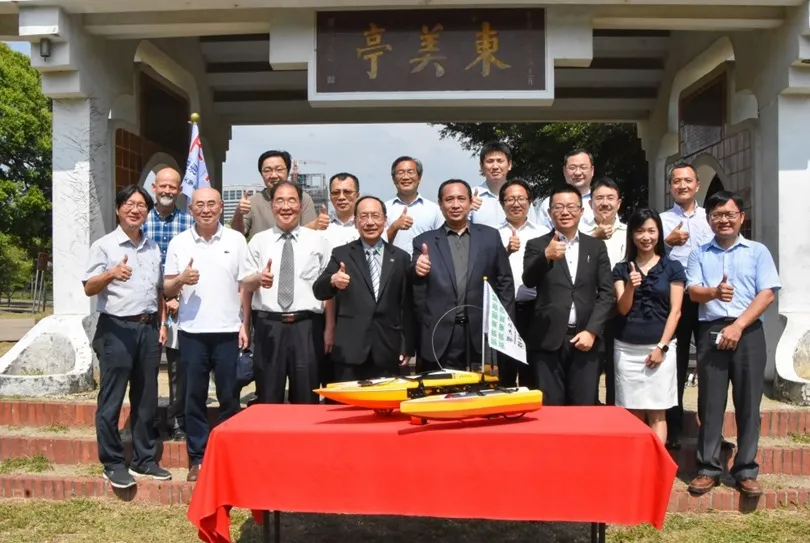 東海湖舉行水質偵測巡航小艇下水典禮，東海大學校長王茂駿(前排左四)與工學院院長張嘉修(前排左一)跨域研究團隊和雷虎科技代表人員合影。
