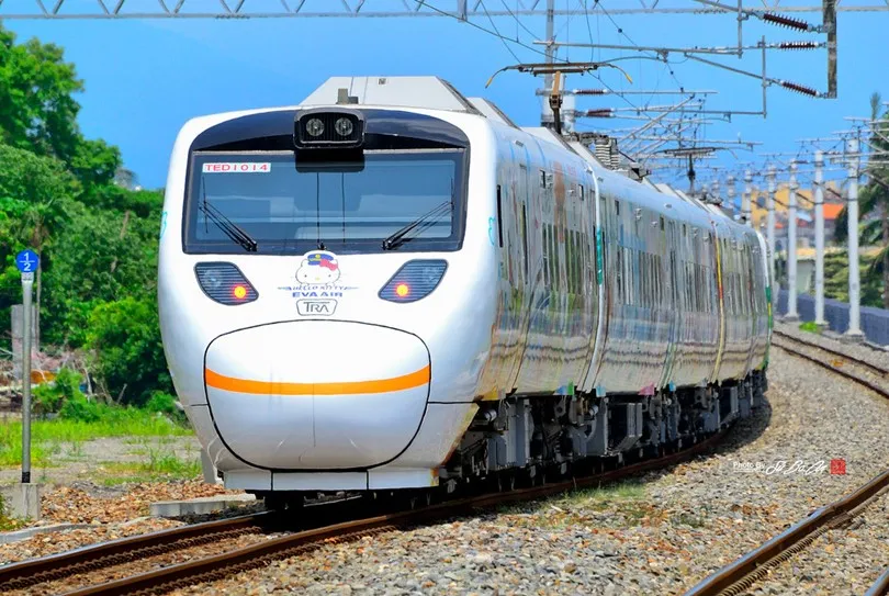 工程車卡鐵路１動作救命！過來人曝經驗：火車秒降速