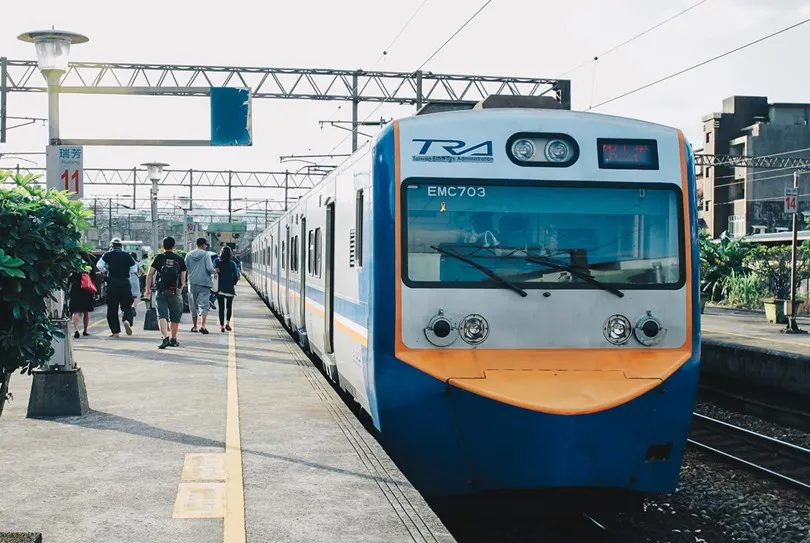 台鐵每天開門就賠４００萬，媒體人嘆：人老車老公司老