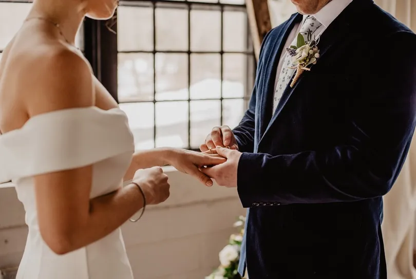 行員２個月狂結婚再離婚，爽放３次２４天婚假！銀行不准竟被罰錢