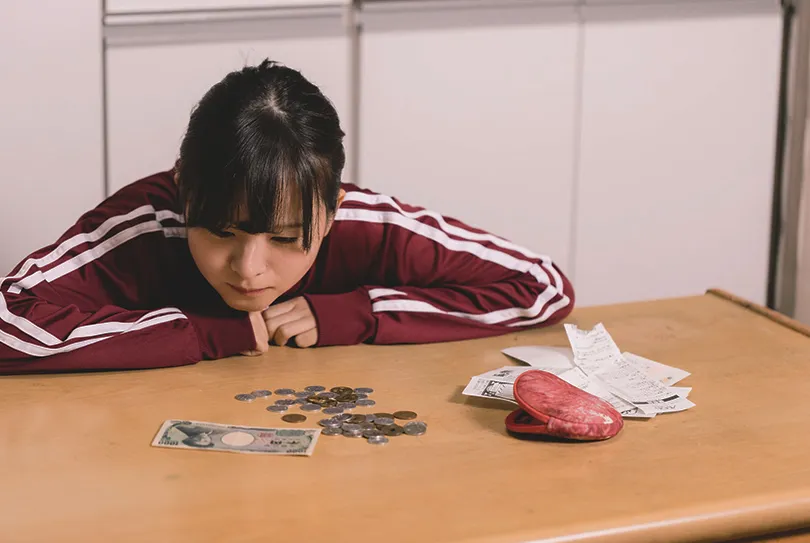 「我哪裡還有什麼理想啊…」父歿、母病，一個１９歲女孩打零工養活一家四口