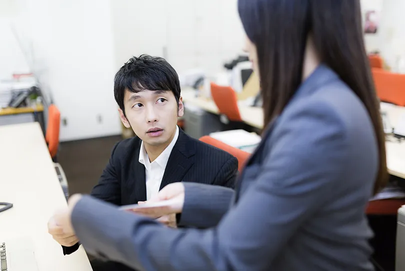 辦公室同事關係像股票！比起職場紅人，你更該投資「潛力股同事」