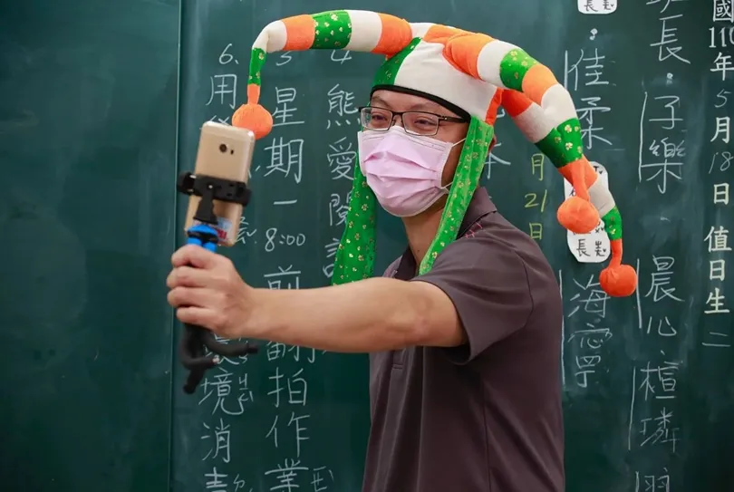 偏鄉小學沒人有電腦，遠距教學全到齊！熱血教師：打贏這場戰爭，老師是最好的武器