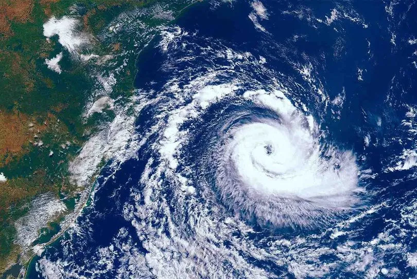 璨樹「放棄登陸不群聚」周末狂風豪雨！放假機率曝