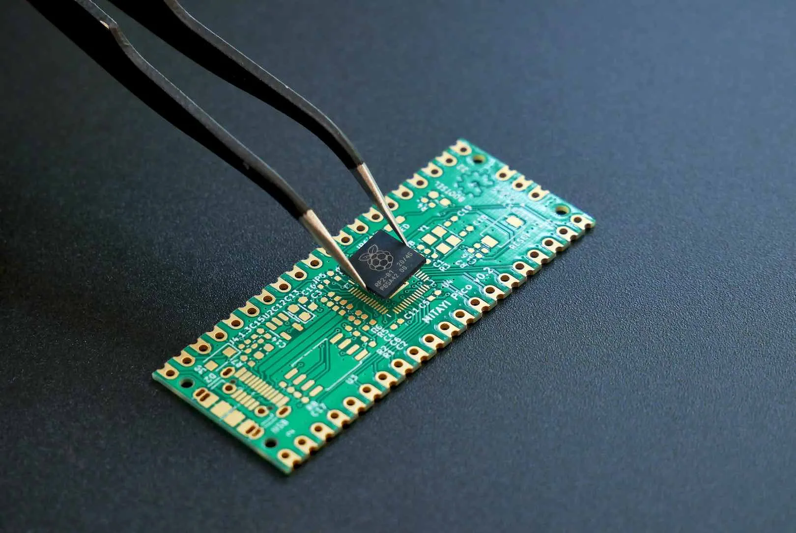 輝達執行長黃仁勳：「摩爾定律已經失效」，真的嗎？ - Cheers快樂工作人