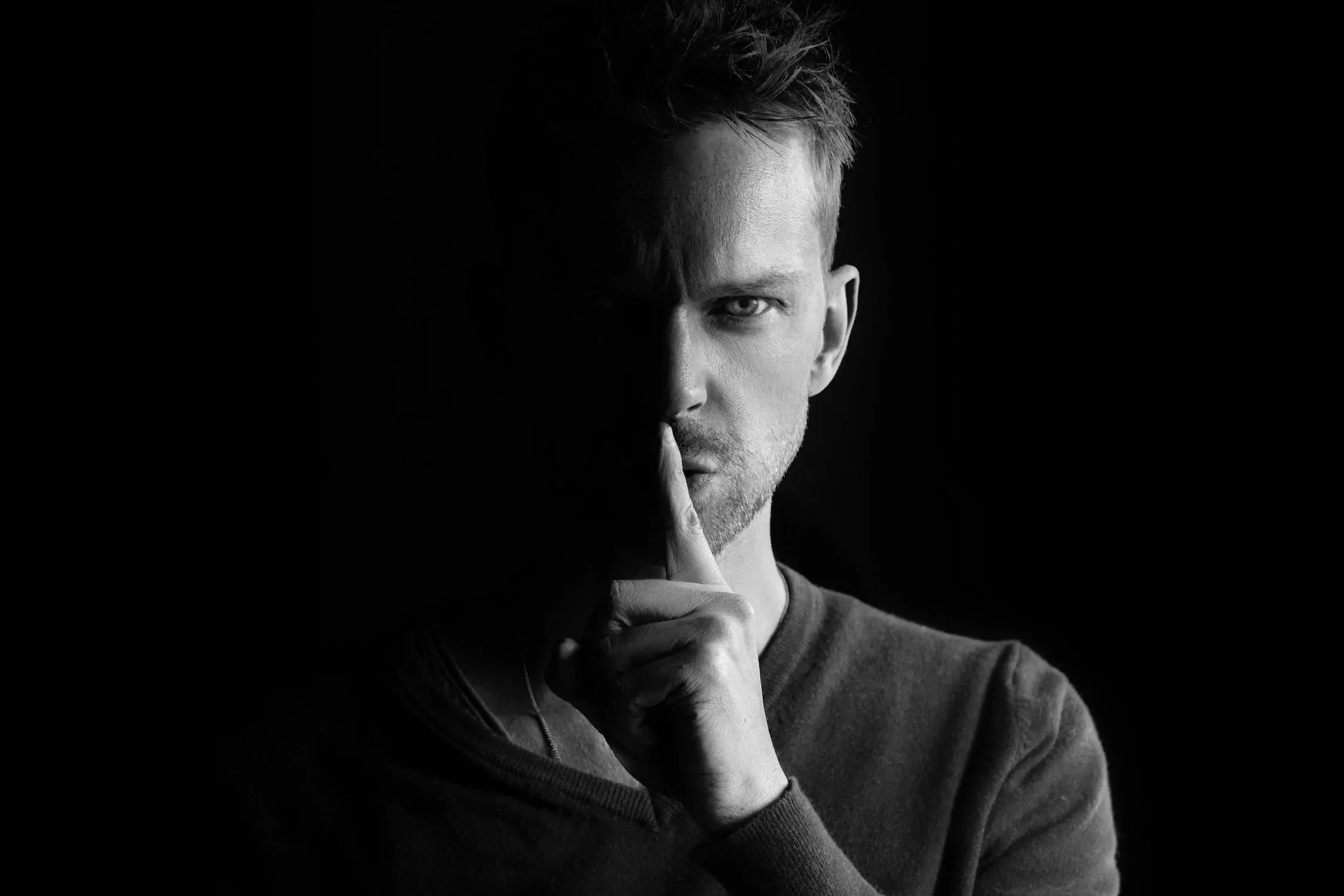 跟你裝麻吉只為了套話？遇到職場小人，3 招教你如何明哲保身- Cheers快樂工作人