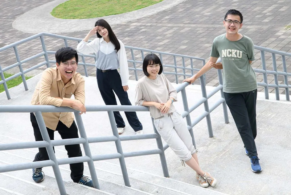 成大邀請在校生與畢業生交流專題製作、升學與就業經驗，澄清大眾常有的刻板印象與迷思。左起在校生鐘民鈞、畢業生楊雅筑、在校生凃宜伶、畢業生曾立帆。