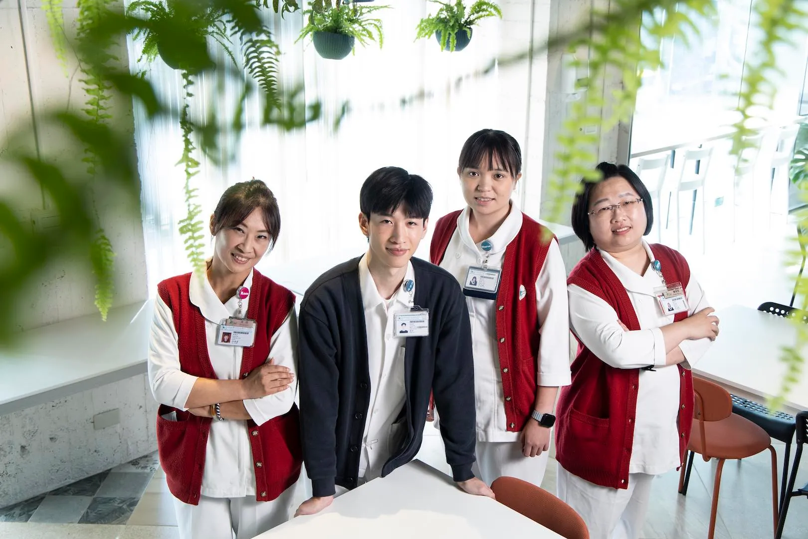 門諾醫院首屆獎助金學生吳岑靚(右二)與陳罕(左二)與護理主任林雅蘋(左一)及護理長蔡孟惠(右一)合影