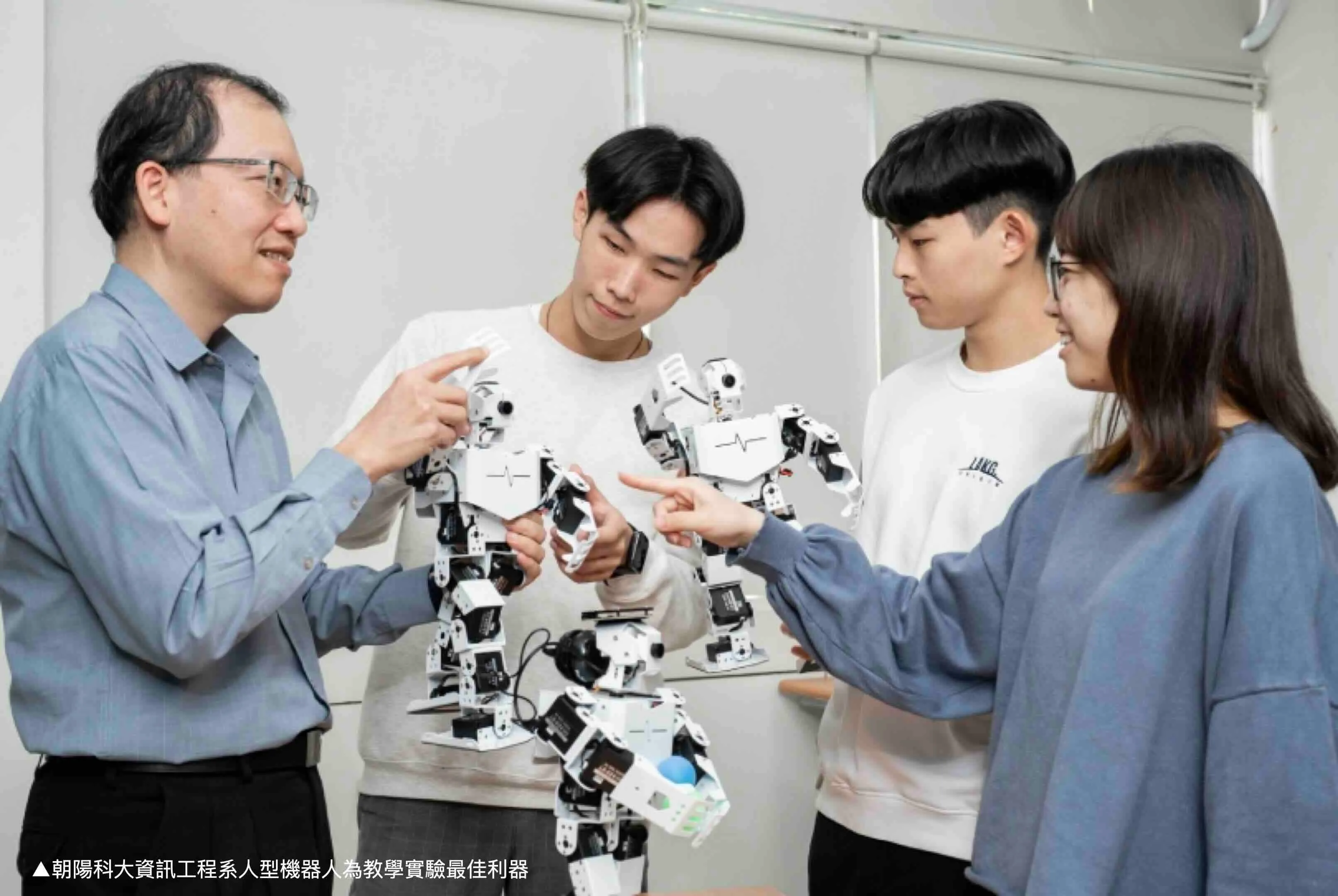 資訊工程系人型機器人教學實驗最佳利器