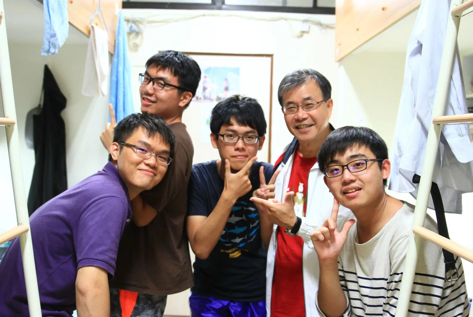 鄭英耀是中山大學校史上首位與學生當「室友」的校長。