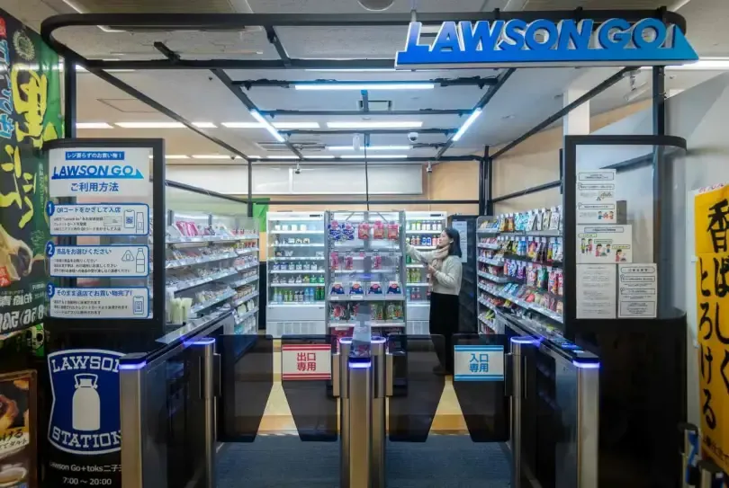 顧客在店內透過虛擬螢幕，詢問店員結帳方式與商品資訊；虛擬店員也在家中，看著鏡頭，與客戶說笑、打招呼。