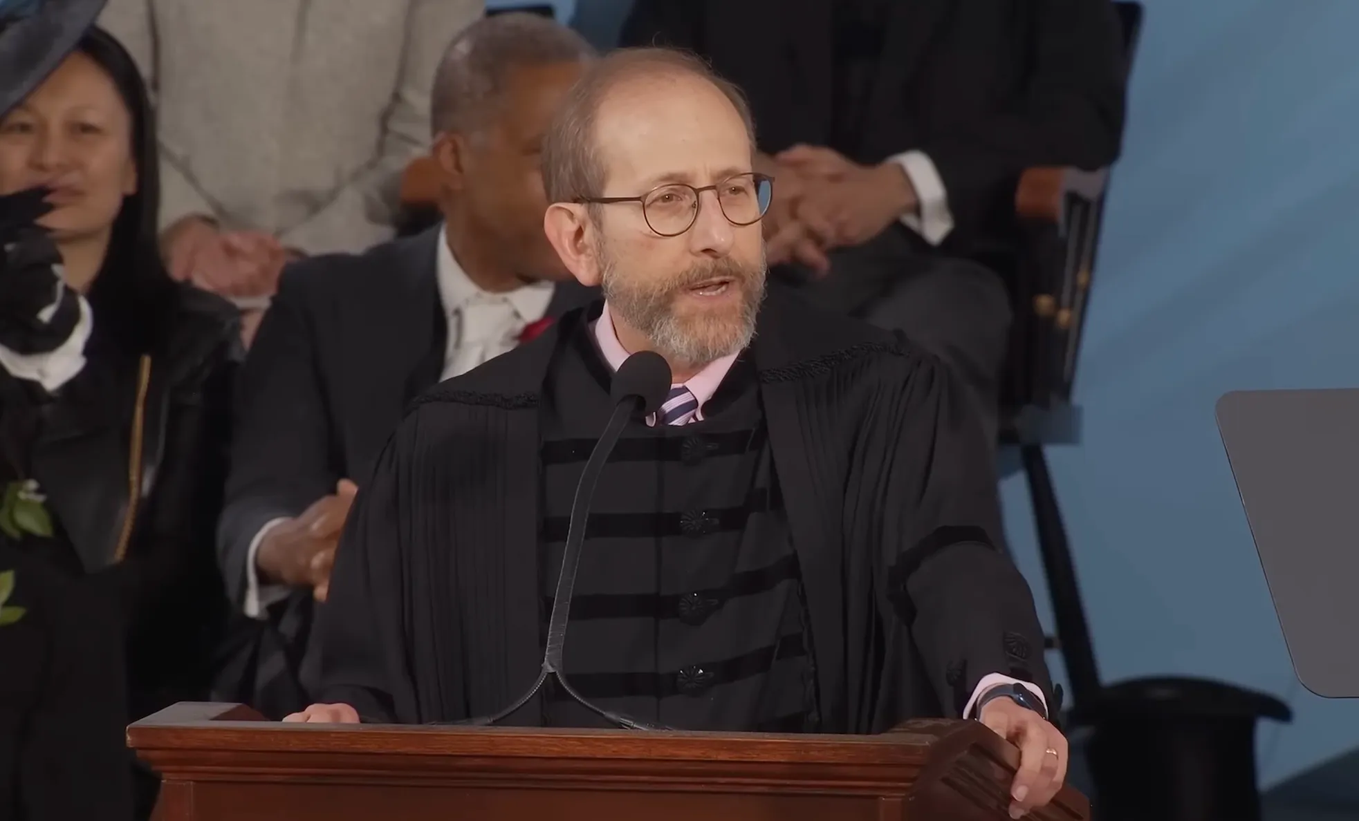 哈佛畢典「反川普發言」全場起立鼓掌３０秒，校長一句話撼動全場- Cheers快樂工作人