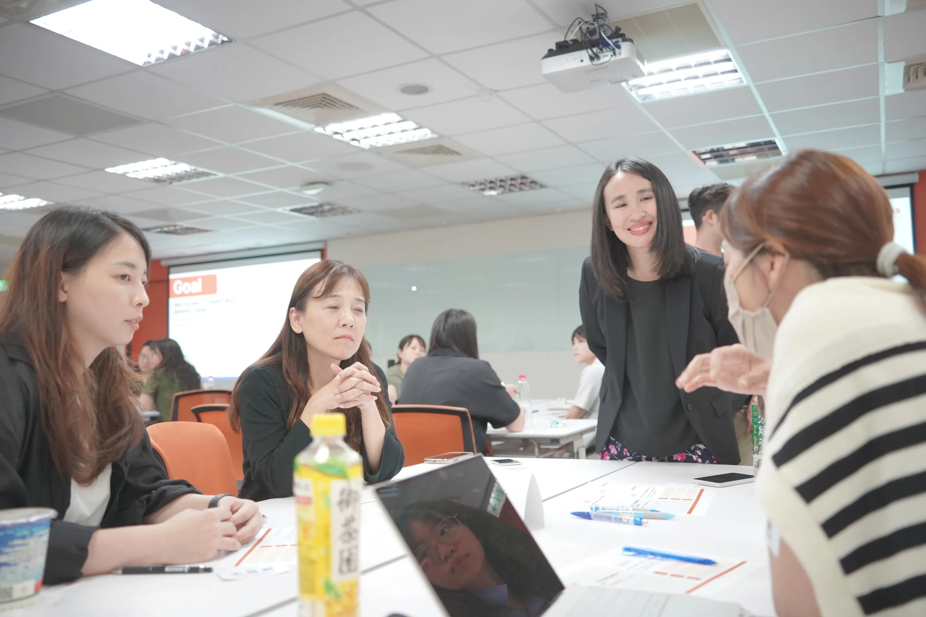 天下人才會在2025/8/21舉辦「企業AI轉型策略工作坊」，邀請Aiworks校長黃琇琳、科科科技集團BlendVision總經理暨技術長李卓軒分享AI趨勢與經驗，現場匯集了科技、金融、服務等指標性企業的人資主管參與。
