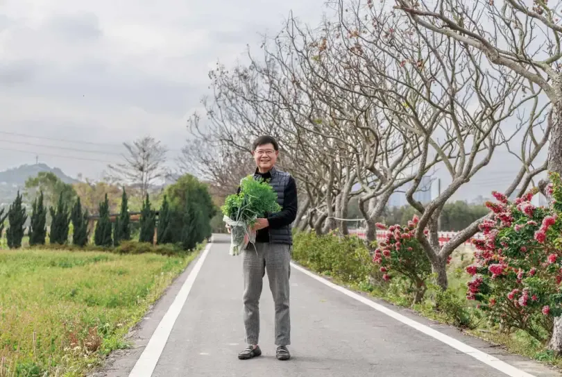 魏國志清晨忙完農活，吃完早餐就載一大車蔬菜開車北上，分送給辦公室同事。