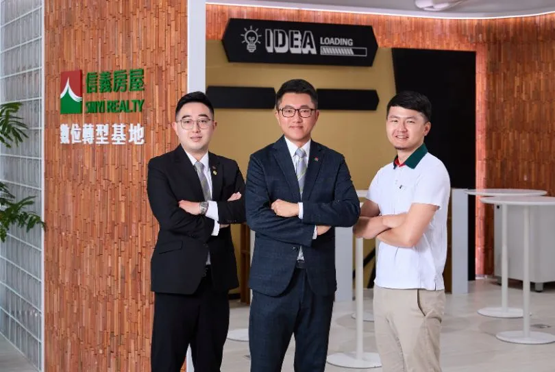 信義房屋透過結構化培訓、數位工具與高手陪伴，為新世代從業者打造一個職涯加速器。（照片由左：超級業務范財嘉、人資長黃吉良、傑出店長戴家浚。）